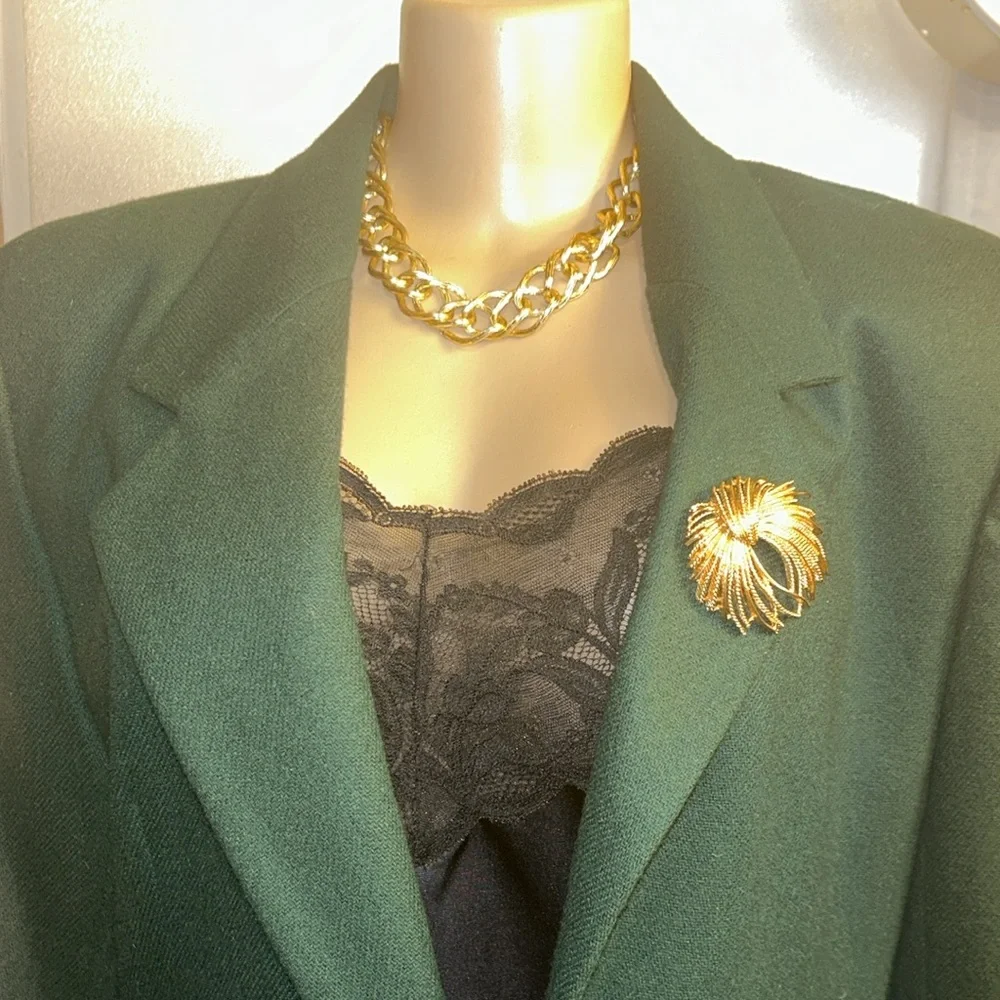 Vintage Monet Mirador
Brooch Gold Tone Starburst size 2" X 2" - Picture 7 of 17